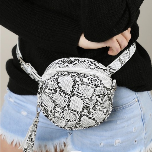 ๐HP๐Faux leather navy belt bag and crossbody - Picture 2 of 10